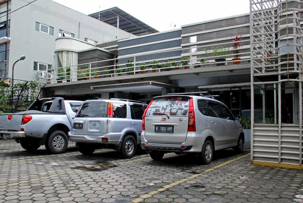 Reddoorz @ Pelajar Pejuang 2 Hotel Bandung Bagian luar foto