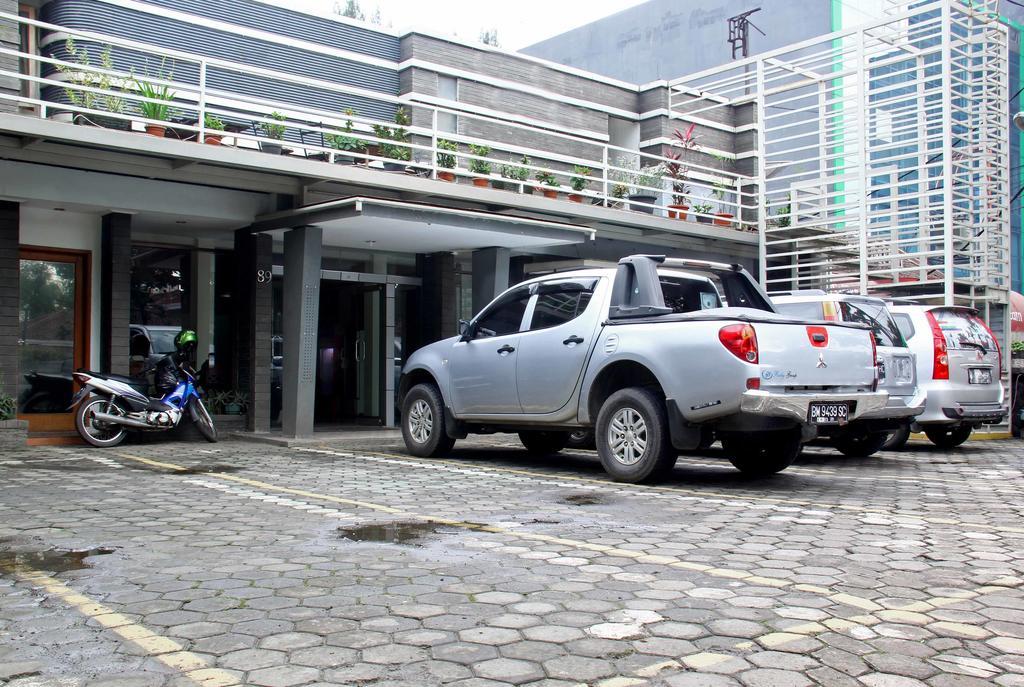 Reddoorz @ Pelajar Pejuang 2 Hotel Bandung Bagian luar foto